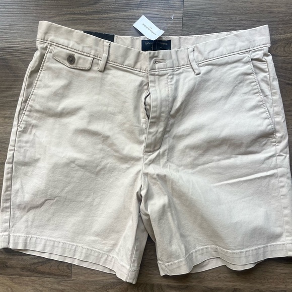 Banana Republic Lived in Chino 7” short New with tags. Men's Green Casual Shorts - Picture 4 of 5